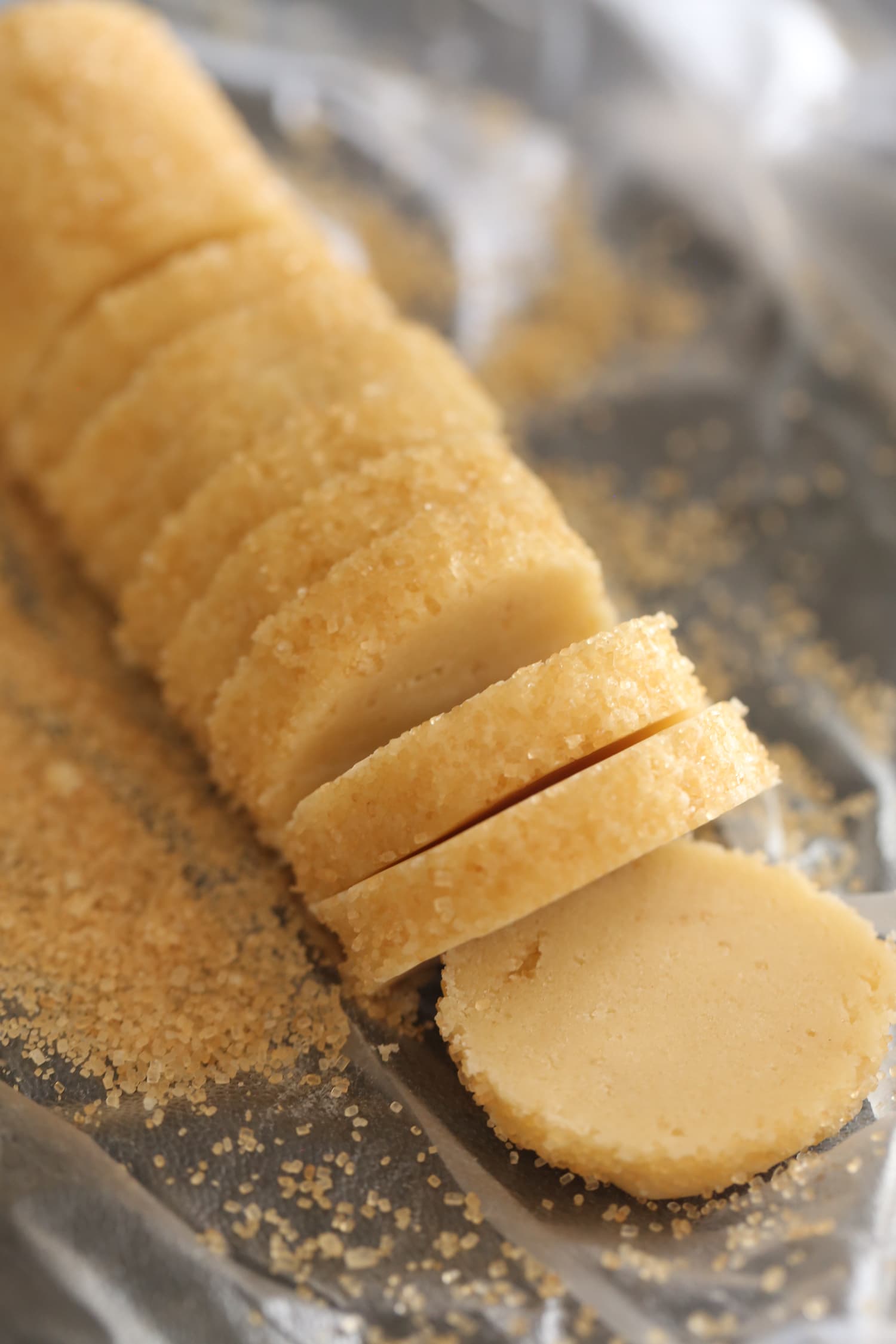 Tronco de galletas de mantequilla en rodajas.