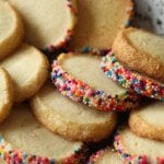 Plato de galletas de mantequilla danesas con chispitas.