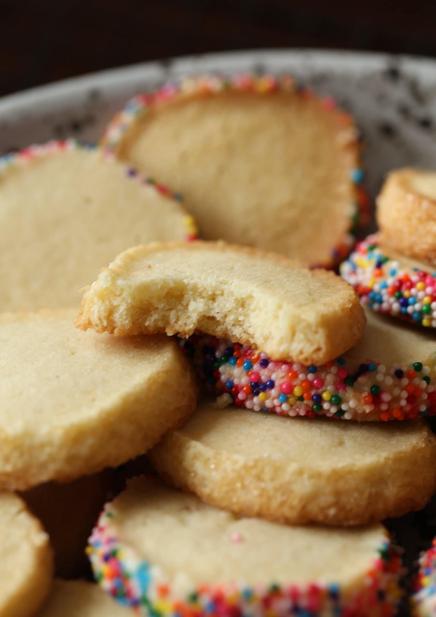 Montón de galletas de mantequilla con un bocado sacado
