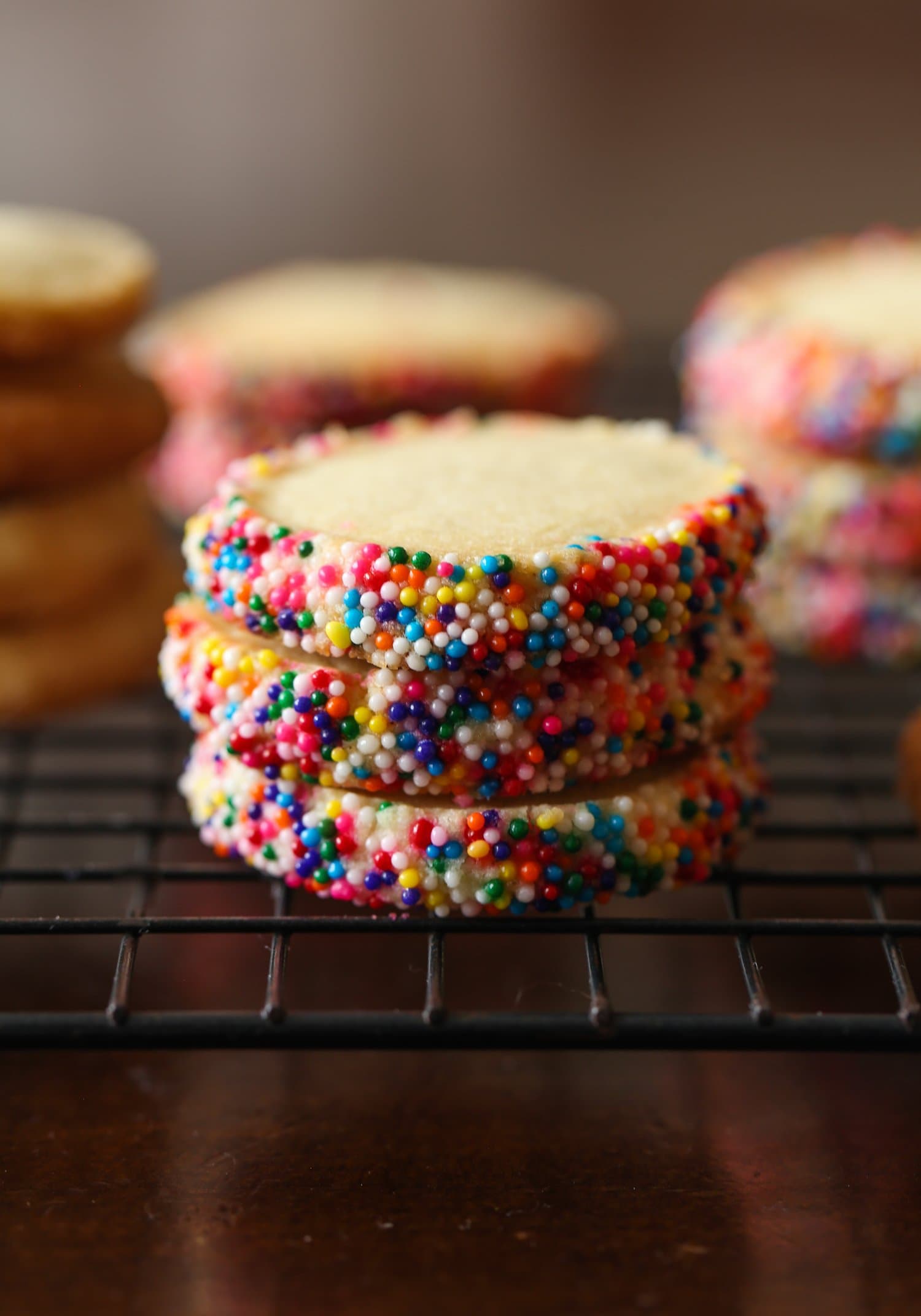 Pila de 3 galletas con chispitas en los bordes