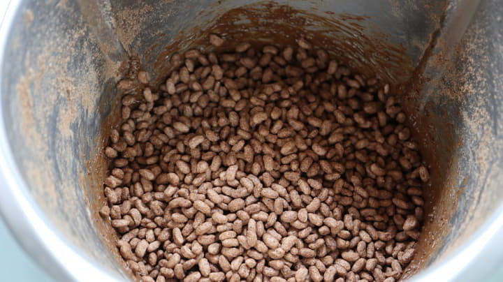 Ponemos el arroz inflado y lo mezclamos todo
