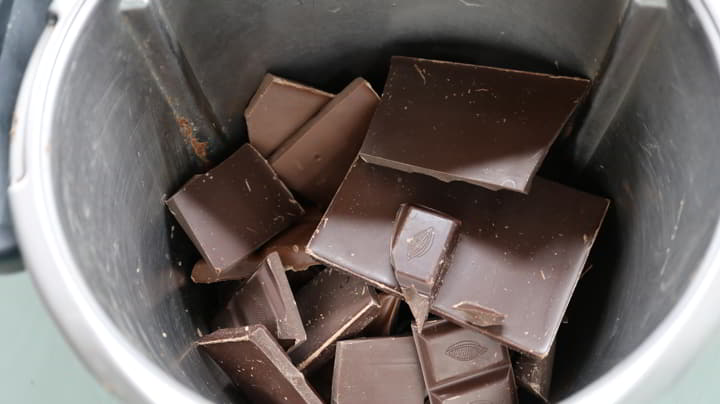 Ponemos los dos chocolates en el vaso y trituramos