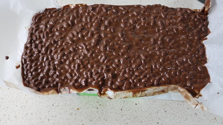 Ponemos el chocolate mezclado en el molde para hacer el turrón