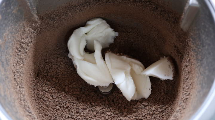 Ponemos la manteca y la mezclamos con el chocolate