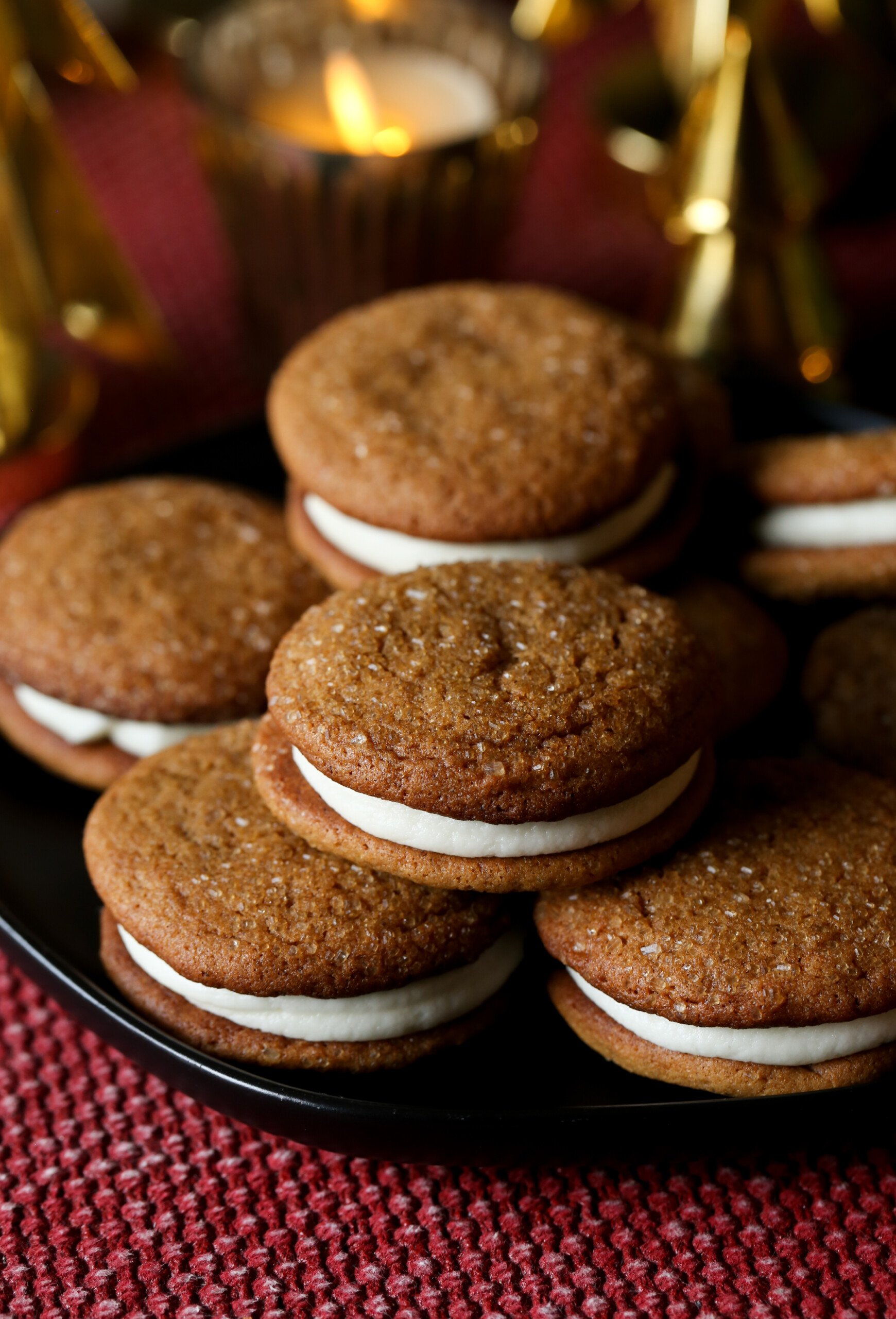 Pila de sándwiches de galleta de jengibre en un plato