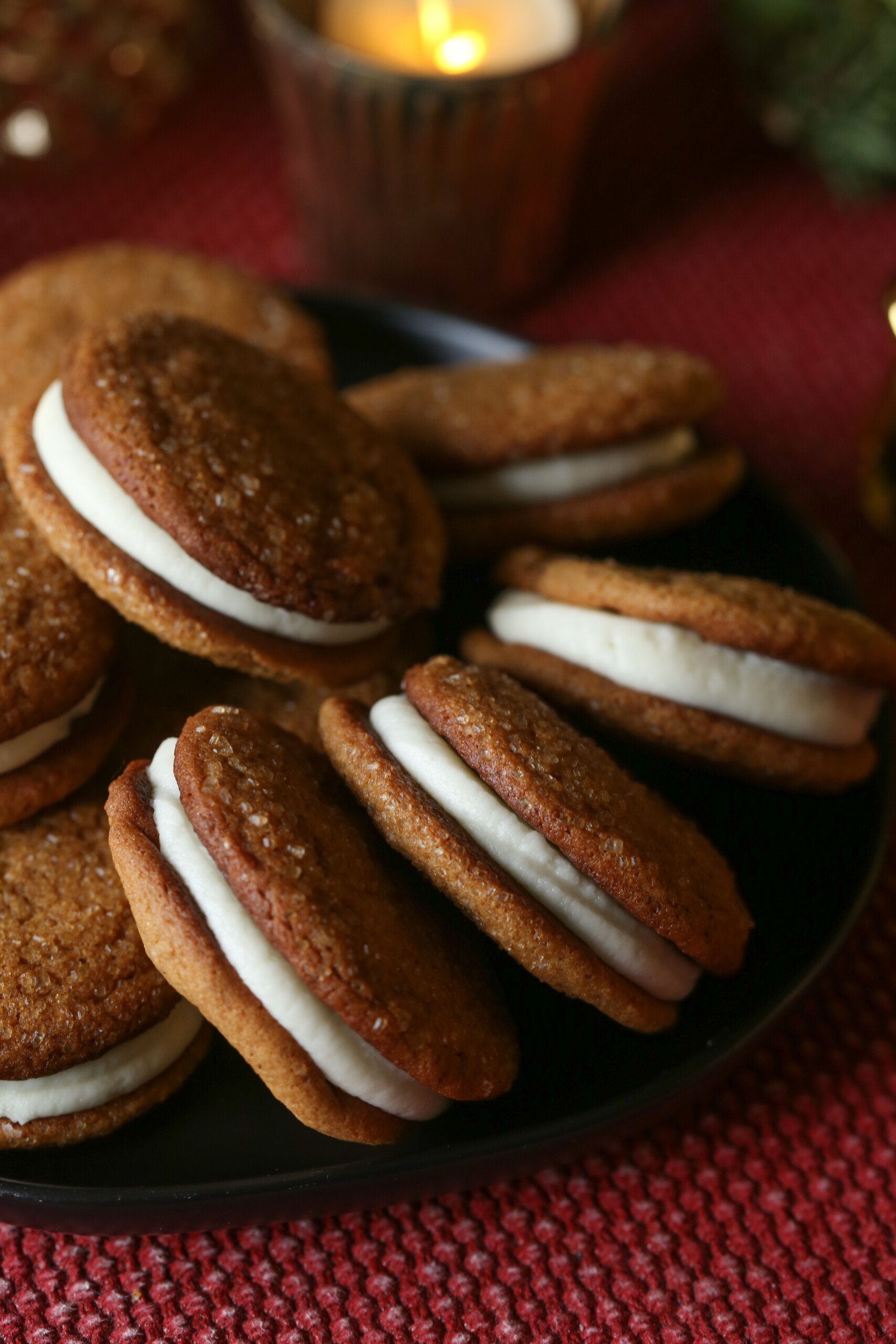galletas sándwich de pan de jengibre forradas en una bandeja de galletas