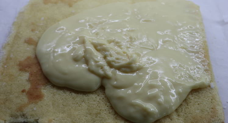 Ponemos la crema encima del bizcocho