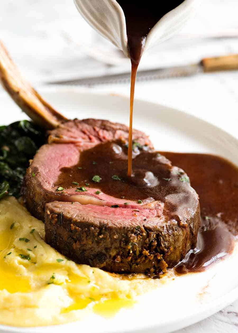 Salsa de vino tinto que se vierte sobre costillas asadas de ternera (Prime Rib)