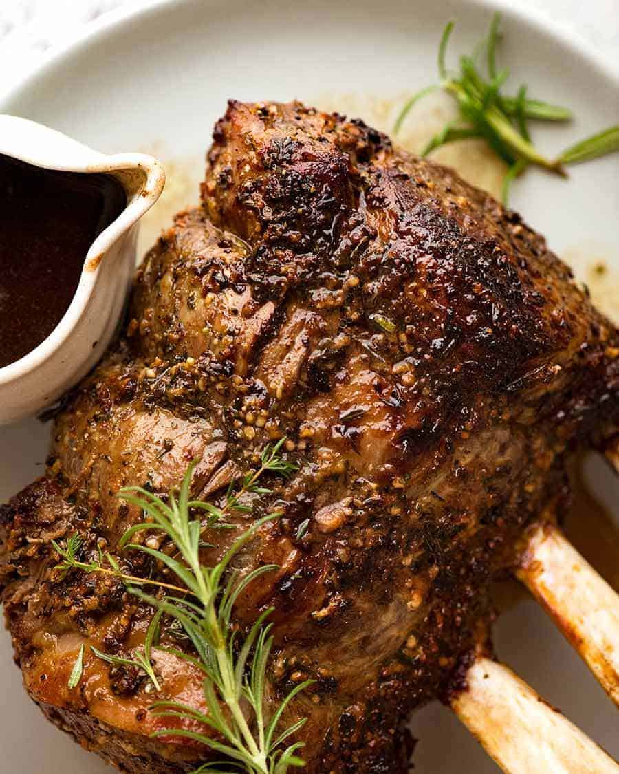 Fotografía aérea de costilla asada de ternera (Prime Rib), lista para ser cortada