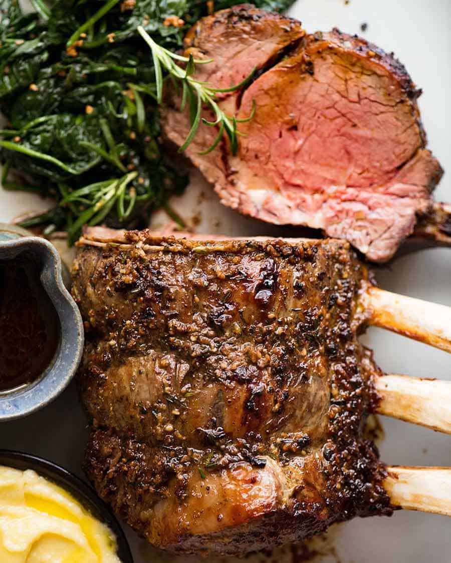 Fotografía aérea del asado de costilla de res (Prime Rib), listo para ser servido