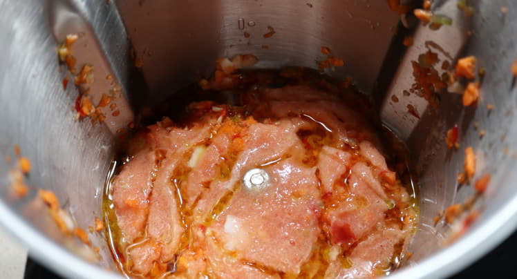 Ponemos el tomate natural triturado y lo mezclamos y calentamos