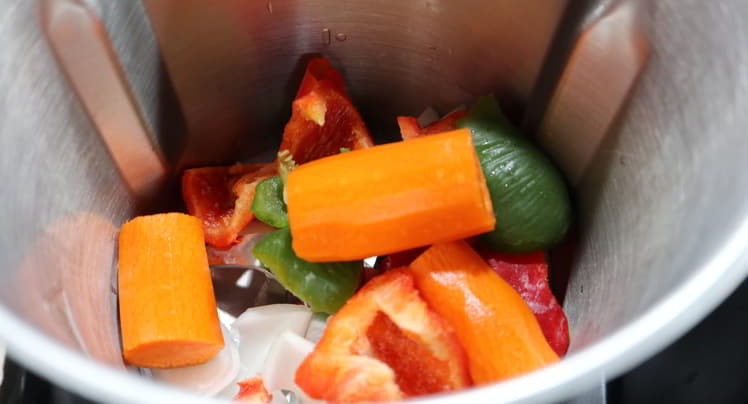 Ponemos las verduras en el jarra y la trituramos
