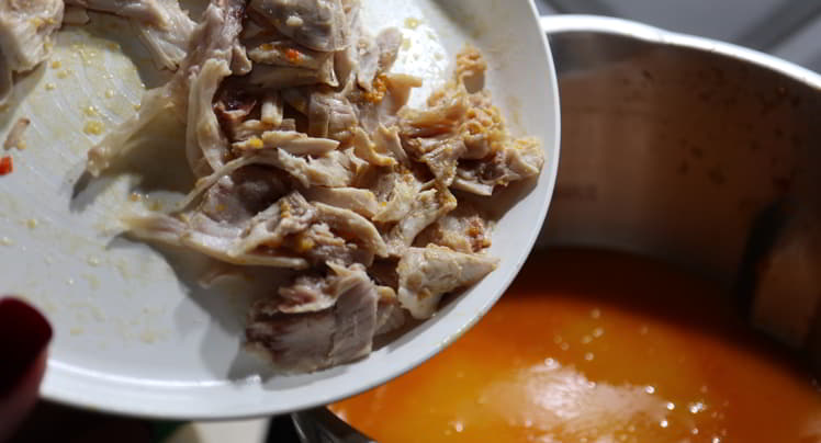 Echamos el pollo deshuesado para el caldo