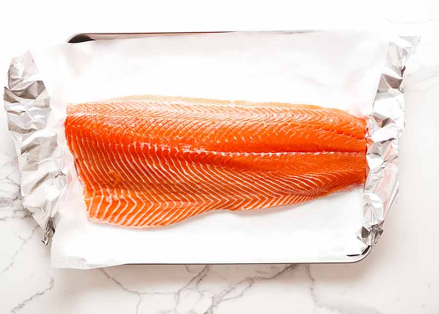 Lado crudo de salmón para salmón al horno de Navidad