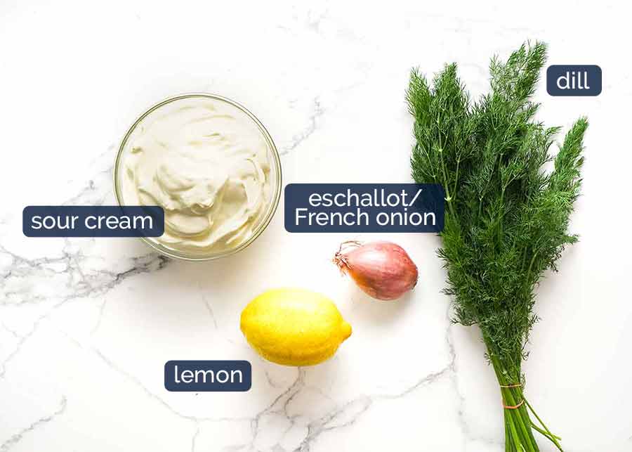 Ingredientes para salsa cremosa de eneldo para salmón al horno navideño