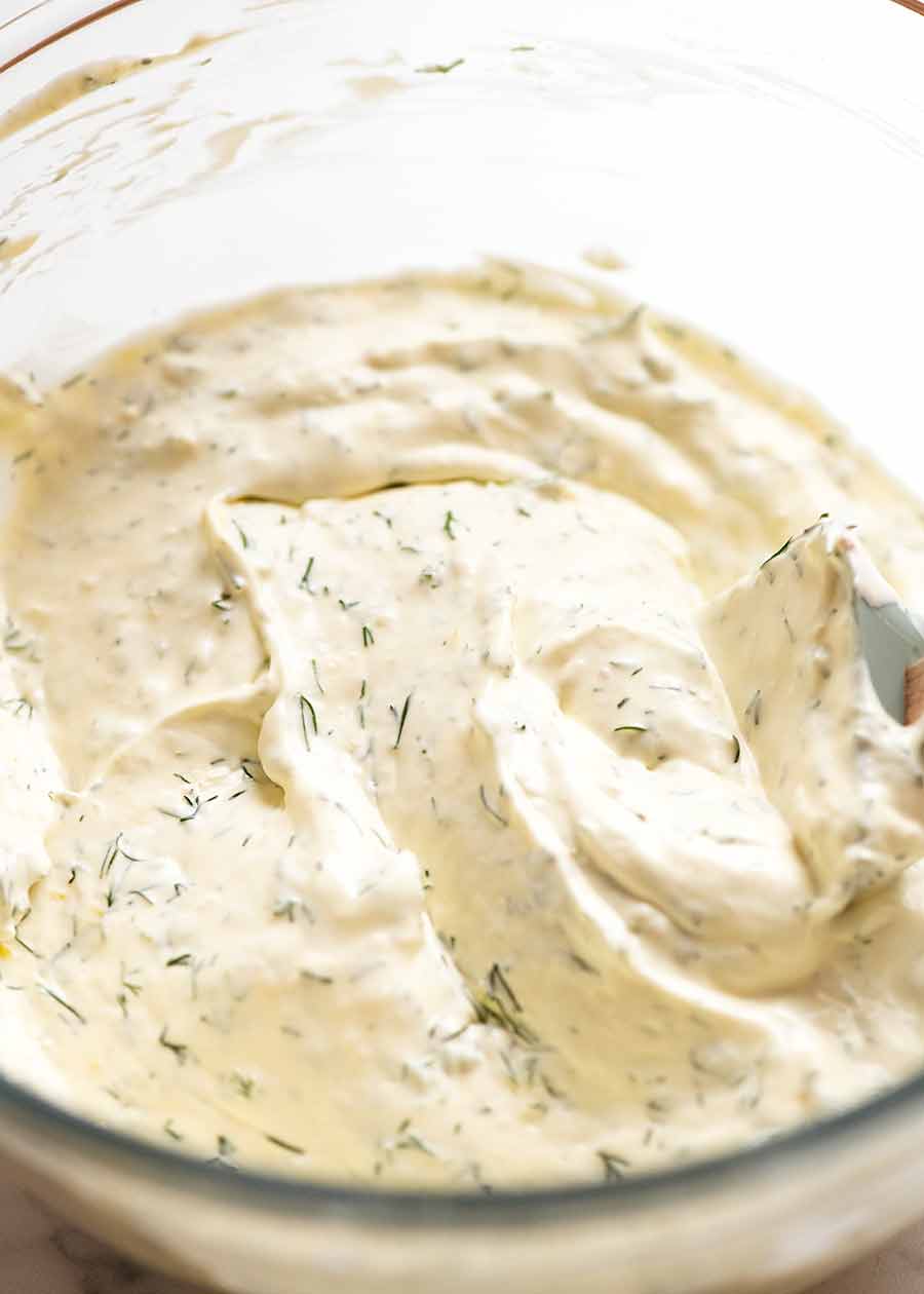 Salsa cremosa de eneldo para salmón al horno navideño