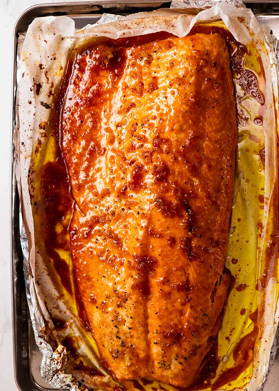 Salmón al horno glaseado con mantequilla de ajo y miel para salmón al horno navideño
