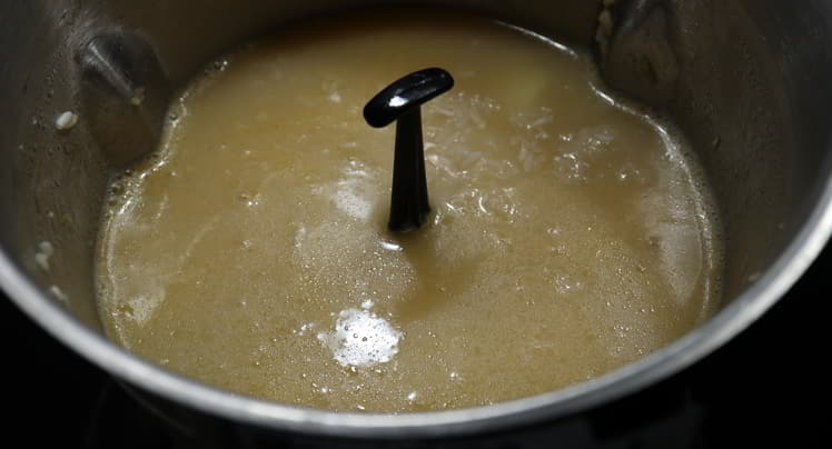 Ponemos el agua en la jarra y cocinamos
