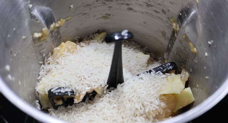 Ponemos el arroz y cocemos junto al bacalao