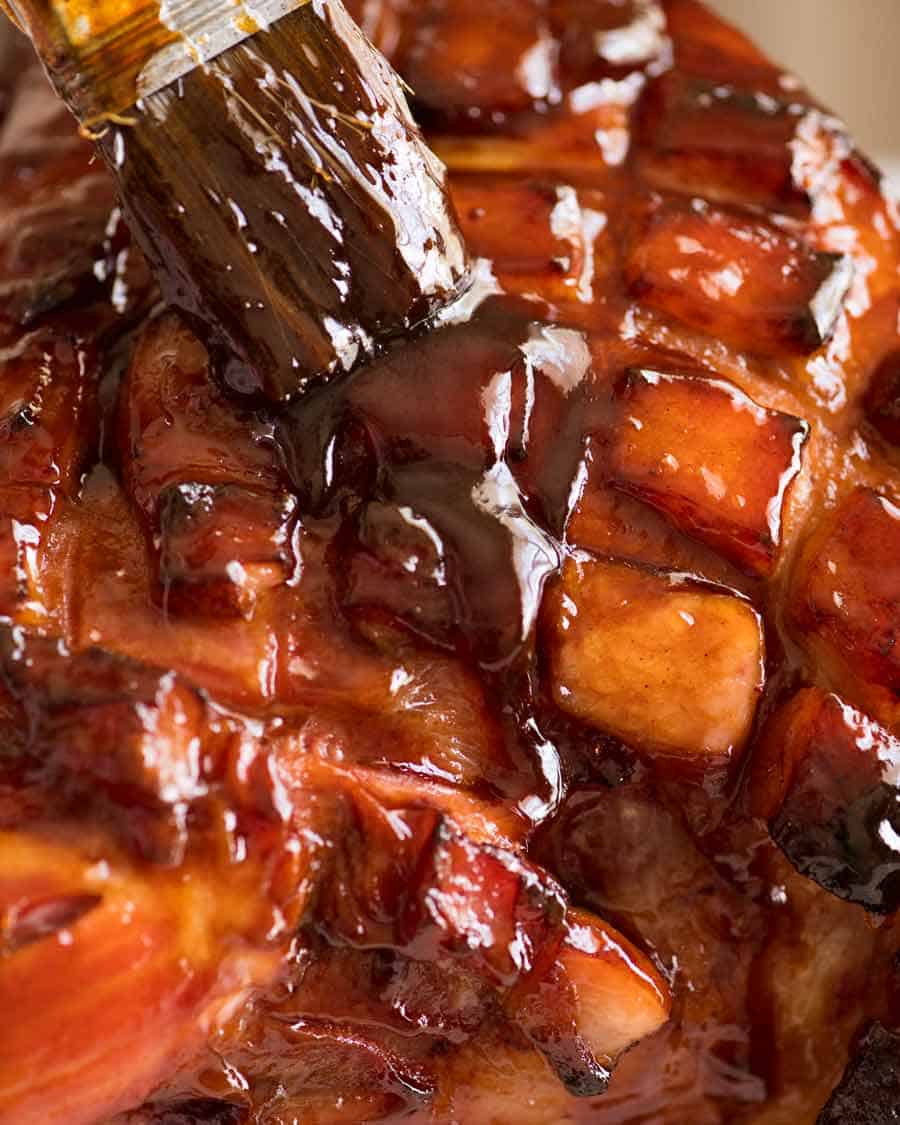 Jamón rociado con glaseado de jamón de azúcar moreno