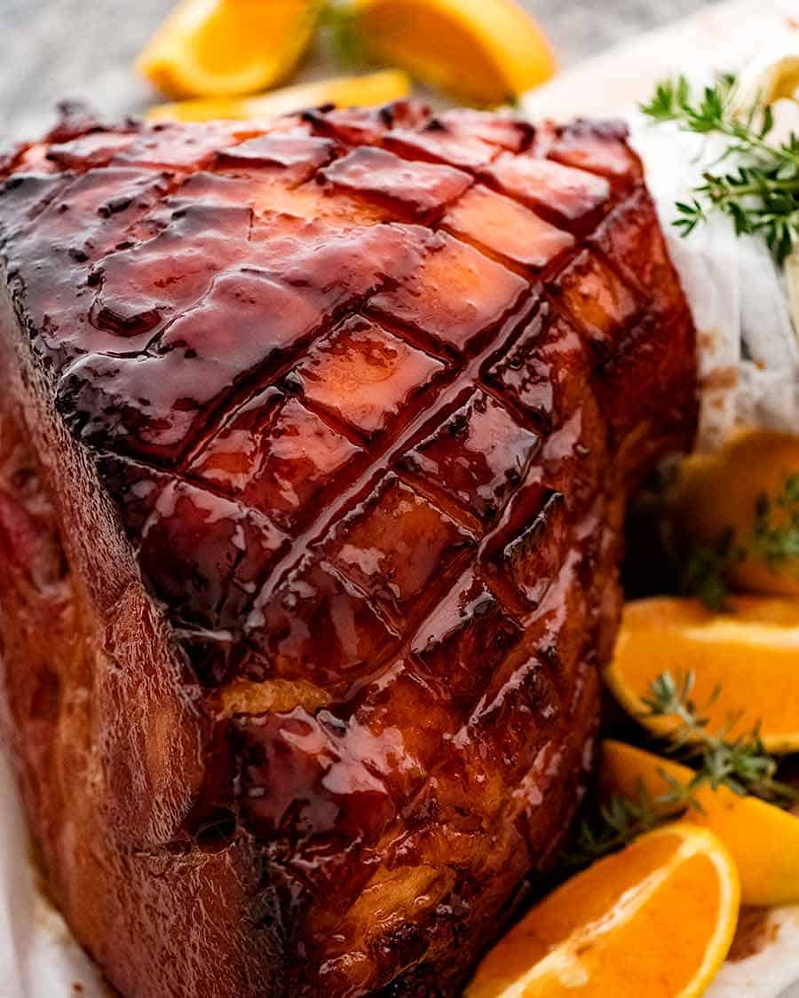 Primer plano de jamón glaseado de arce listo para ser servido