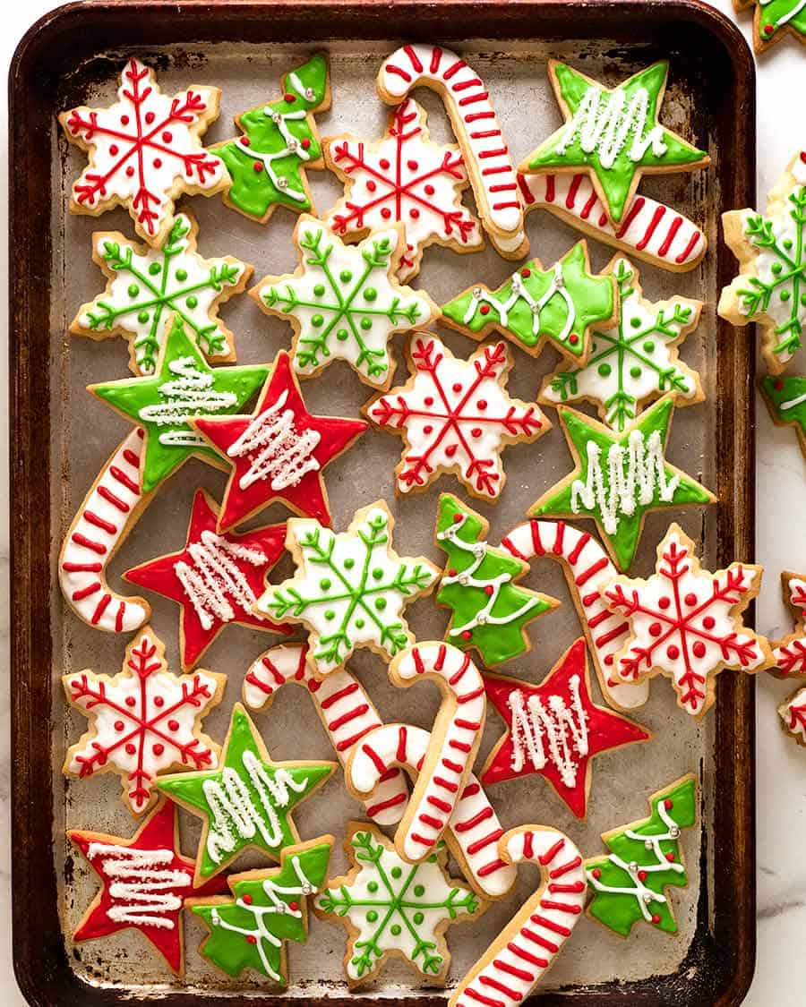 Foto de bandeja llena de galletas de azúcar navideñas