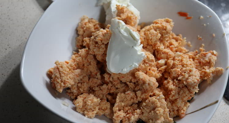 Añadimos el queso y la salsa rosa y mezclamos