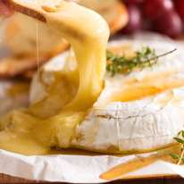 Sacar queso brie horneado con galletas crujientes