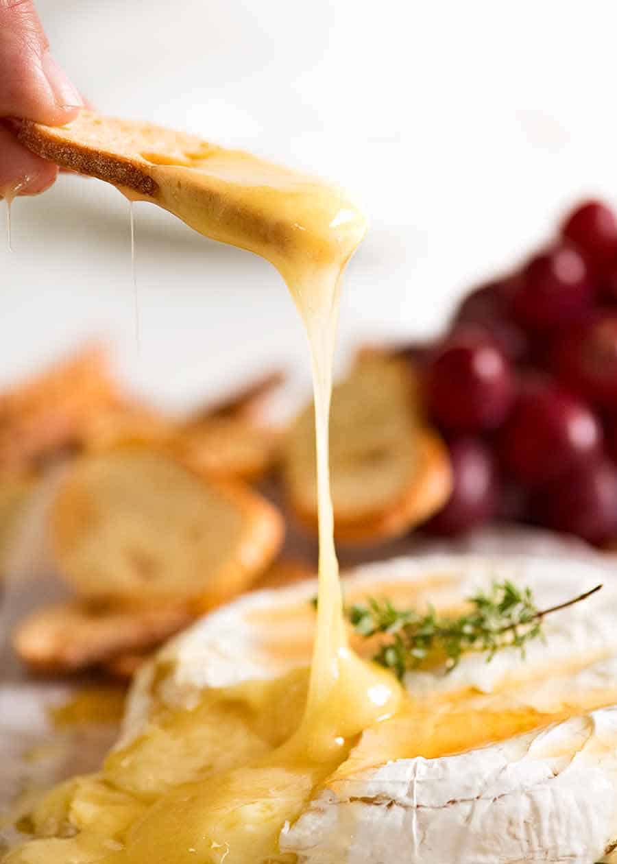 Pan tostado crujiente recogiendo Brie horneado