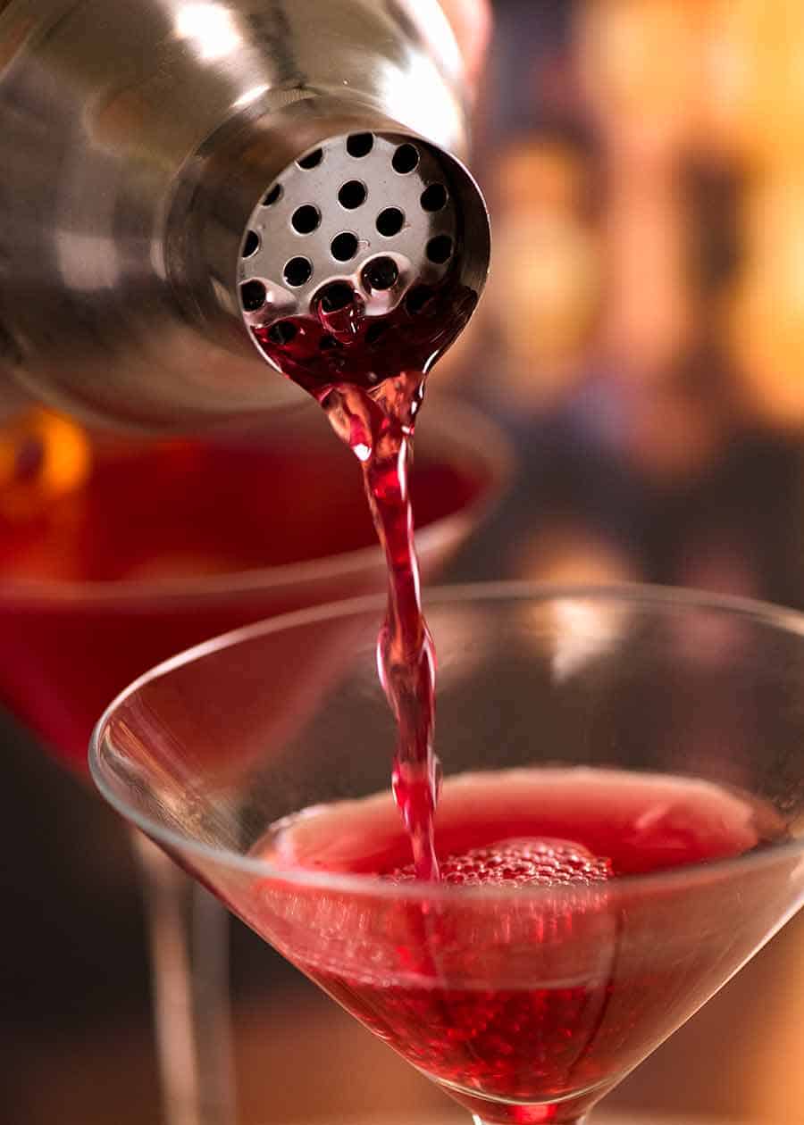 Verter el cosmo de la coctelera