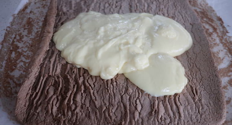 Le echamos la crema encima del bizcocho