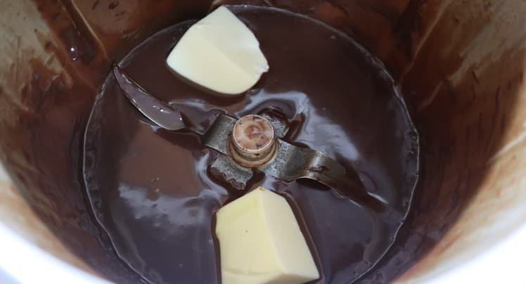 Ponemos la mantequilla y mezclamos todo