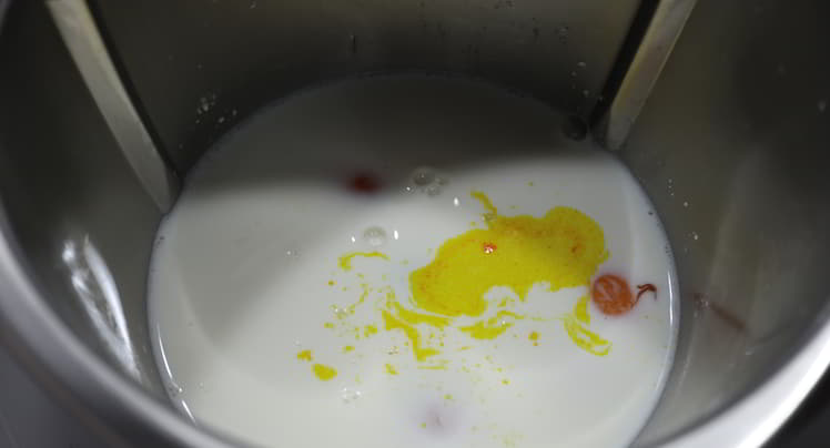 Echamos todos los ingredientes para mezclar y hacer la crema pastelera