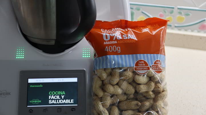 Los ingredientes necesarios para hacer la crema de cacahuete en Thermomix