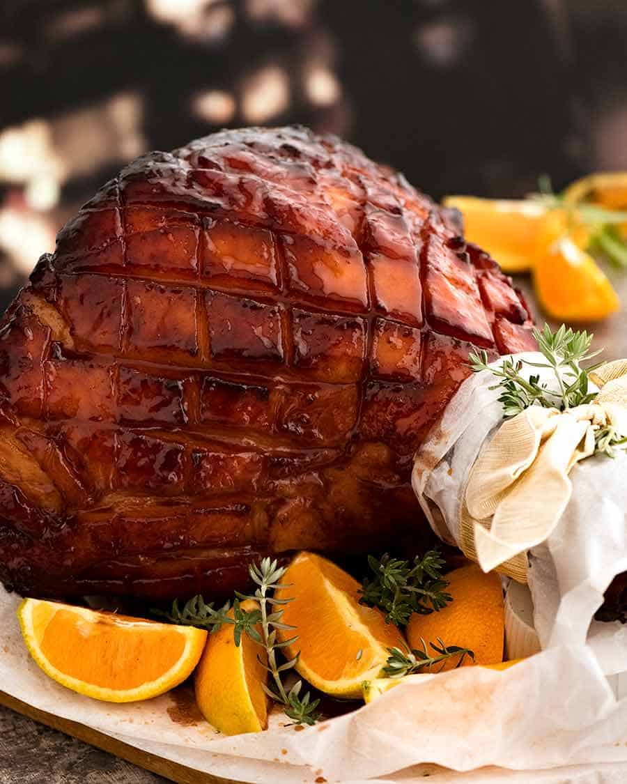 Maple Ham Glaze: jamón glaseado en una fuente, listo para ser cortado. ¡El jamón al horno más increíble de todos!