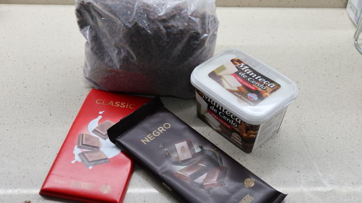 Los ingredientes necesarios para hacer turrón de arroz inflado y chocolate con Thermomix
