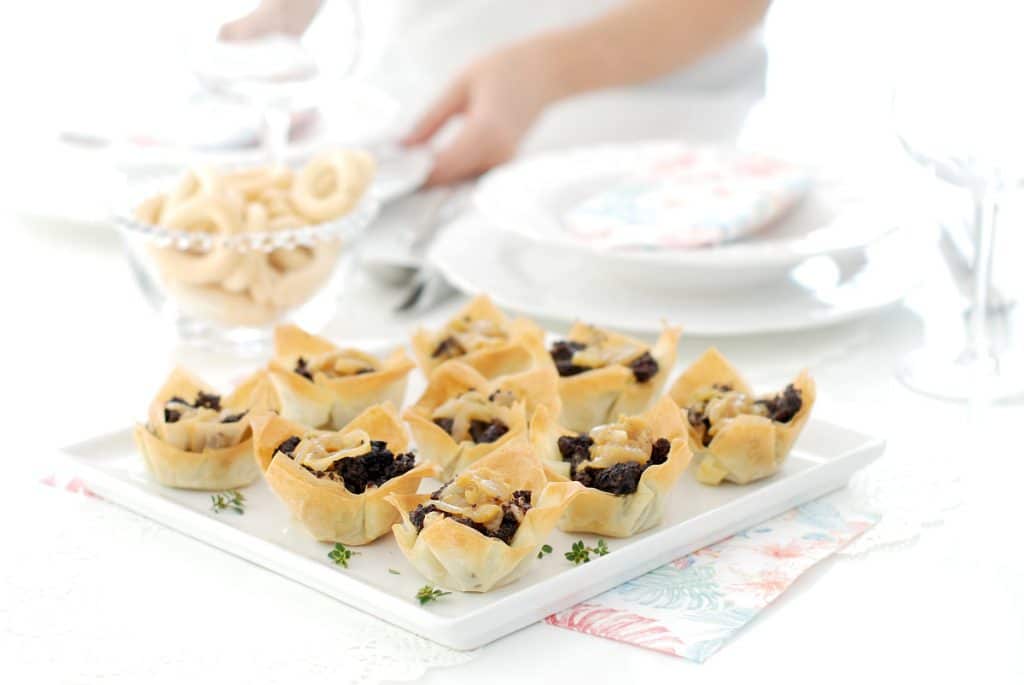 Tartaletas crujiente rellenas de morcilla, con manzana y cebolla caramelizada Tartaletas crujiente rellenas de morcilla, con manzana y cebolla caramelizada