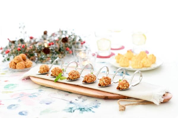 Bolas de queso azul y frutos secos, con miel Bolas de queso azul y frutos secos, con miel