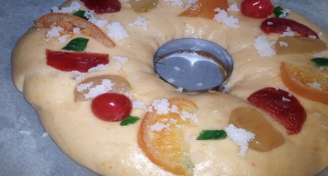 Ponemos la fruta escarchada en la parte de arriba del roscón para hornear