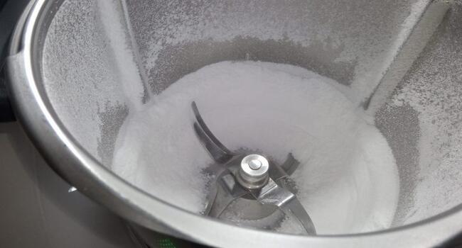 Pulverizar el azúcar en el vaso