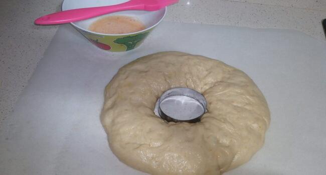 Hacer la forma roscón y dejar reposar la masa