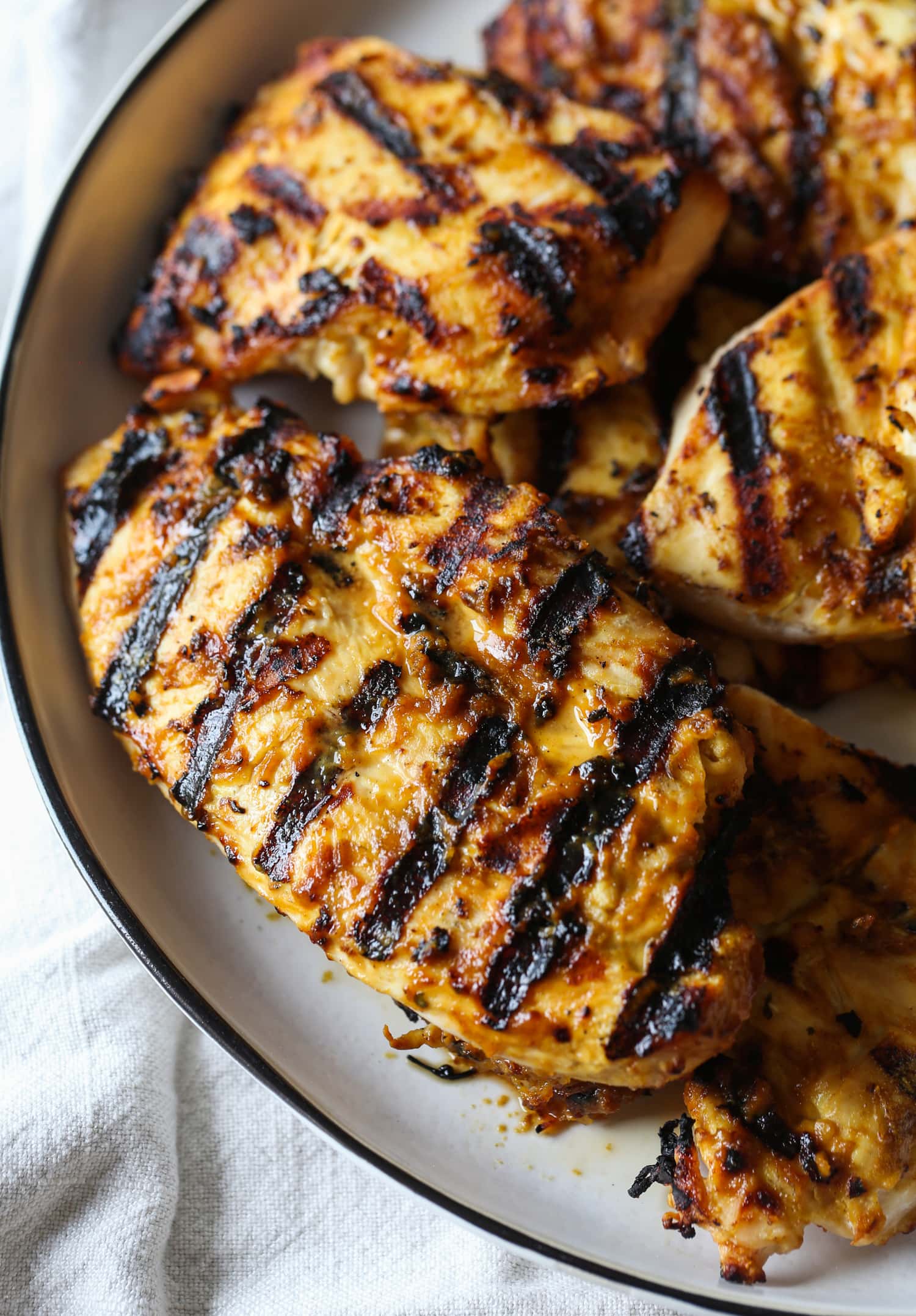 Pollo a la plancha bañado en salsa de maní.