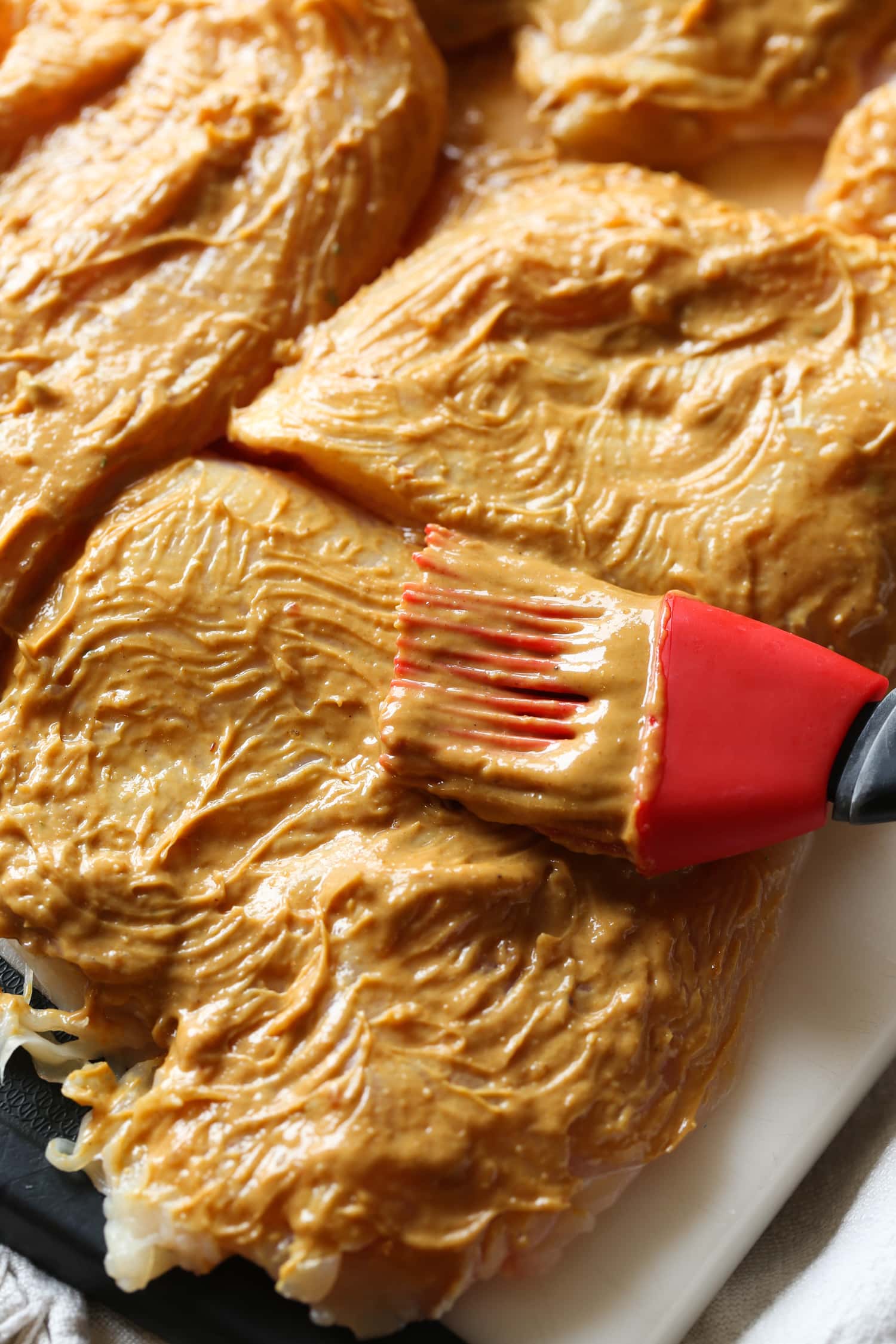 Las pechugas de pollo se untan con salsa de mantequilla de maní tailandesa casera.