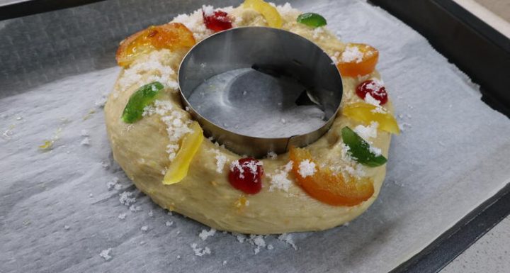 Decorar roscón de reyes con fruta escarchada