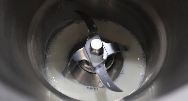 Echar la leche para calentar