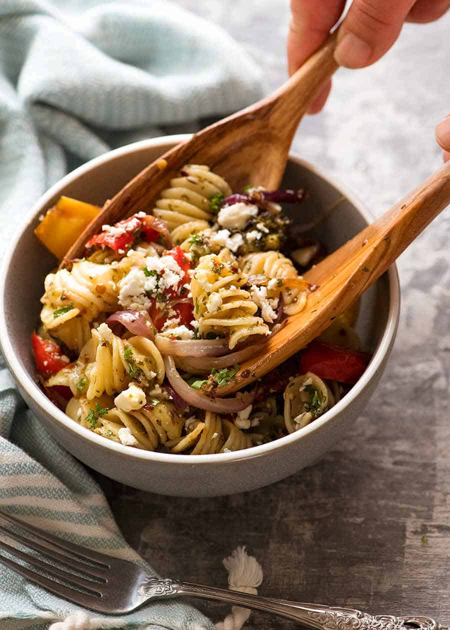 Sirviendo ensalada de pasta fría