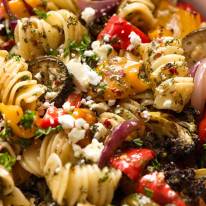 Cerrar foto de mi ensalada de pasta vegetal favorita
