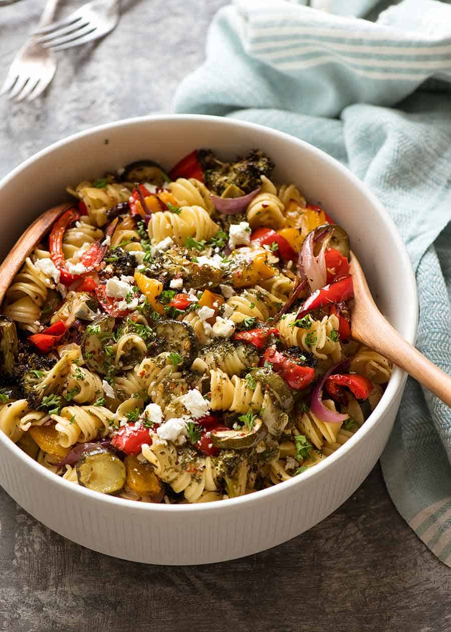 Receta de ensalada de pasta vegetariana en un tazón blanco grande, lista para servir