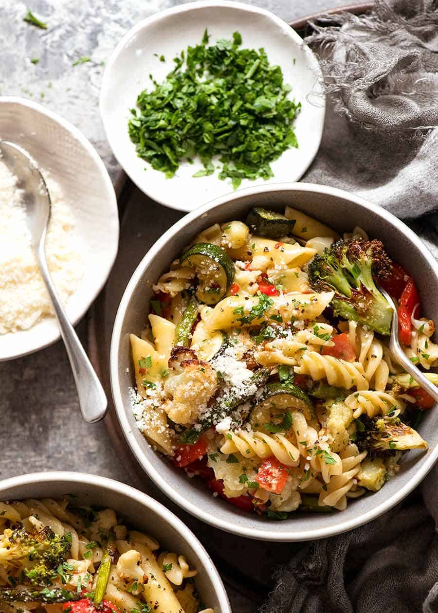 Fotografía aérea de ensalada de pasta fría hecha con verduras asadas