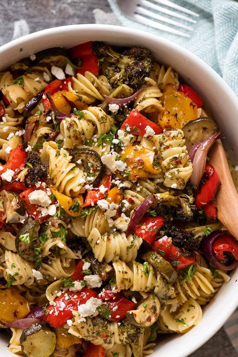 Fotografía aérea de ensalada de pasta vegetal marinada